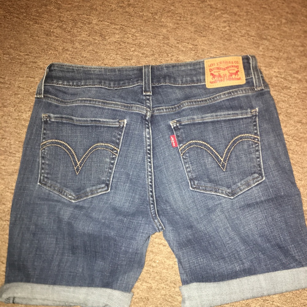 LEVI’S BERMUDAS SHORT!